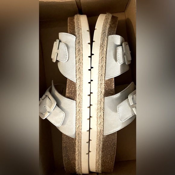 Björnal Sandals! Retired style. NWOT Has Box - Picture 2 of 3